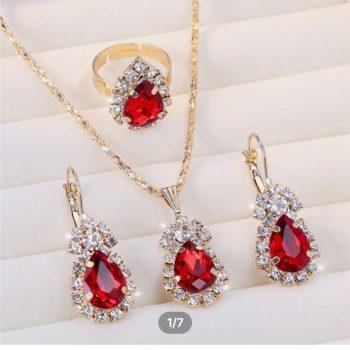 Комплект украшений бижутерии